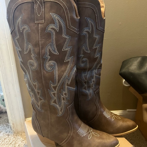 Brown Western Cowboy Boots with Embroidered Design